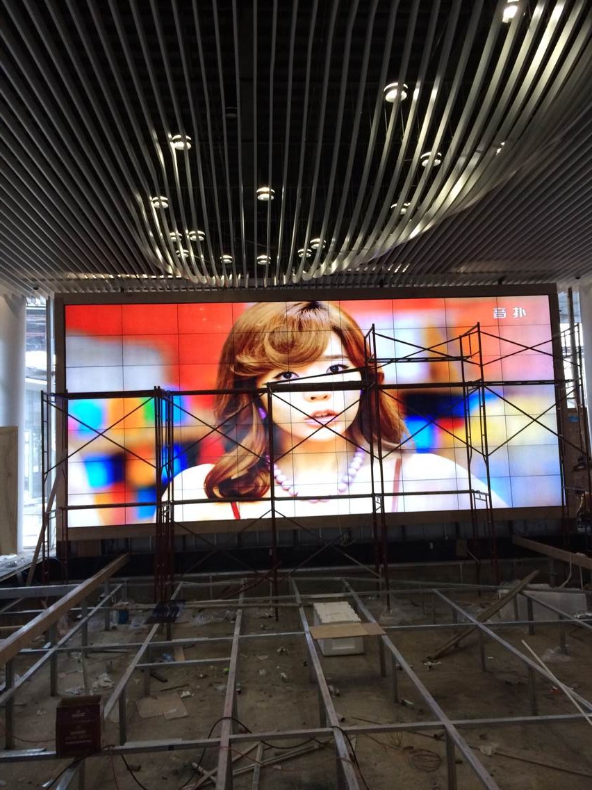 南宁企业采用宇硕63块47寸拼接屏